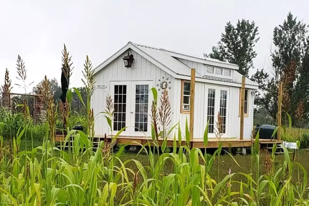 Victoria’s 30 ft² Firefly Stargazer: Watch the Night Sky From Your Bed